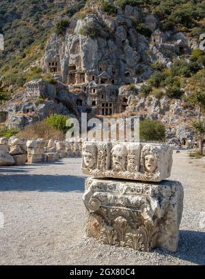 La pierre historique fait face au bas relief et au théâtre antique de la ville antique de Myra. Ruines de tombes découpées en roche dans la région de Lycia, Demre, Antalya, Turquie. Banque D'Images