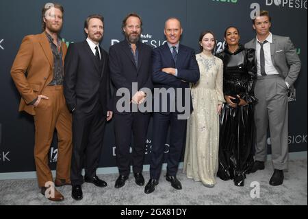 New York, États-Unis. 04e octobre 2021. (G-D) Cast Members, de gauche à droite, Jake McDorman, John Hoogenakker, Peter Sarsgaard, Michael Keaton, Kaitlyn Deever, Rosario Dawson et Wwill Poulter posent ensemble la première de la série originale de Hulu « Dopesick » au Museum of Modern Art de New York, NY, le 4 octobre 2021. (Photo par Anthony Behar/Sipa USA) crédit: SIPA USA/Alay Live News Banque D'Images