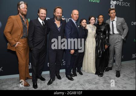 New York, États-Unis. 04e octobre 2021. (G-D) Cast Members, de gauche à droite, Jake McDorman, John Hoogenakker, Peter Sarsgaard, Michael Keaton, scénariste-réalisateur et producteur exécutif Danny Strong, Kaitlyn Dever, Rosario Dawson et Wwill Poulter posent ensemble la première « Dopesick » de la série originale de Hulu au Museum of Modern Art de New York, NY, le 4 octobre 2021. (Photo par Anthony Behar/Sipa USA) crédit: SIPA USA/Alay Live News Banque D'Images
