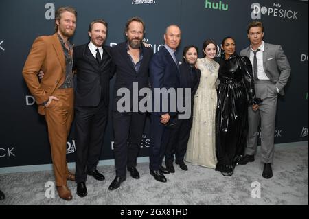 New York, États-Unis. 04e octobre 2021. (G-D) Cast Members, de gauche à droite, Jake McDorman, John Hoogenakker, Peter Sarsgaard, Michael Keaton, scénariste-réalisateur et producteur exécutif Danny Strong, Kaitlyn Dever, Rosario Dawson et Wwill Poulter posent ensemble la première « Dopesick » de la série originale de Hulu au Museum of Modern Art de New York, NY, le 4 octobre 2021. (Photo par Anthony Behar/Sipa USA) crédit: SIPA USA/Alay Live News Banque D'Images