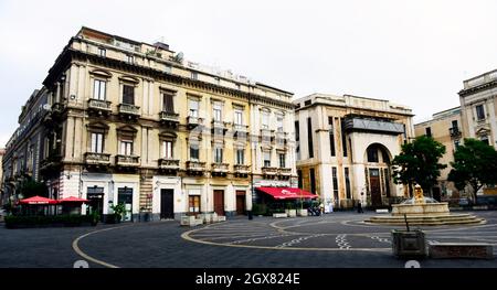 De beaux vieux bâtiments à la Piazza Vincenzo Bellini à Catane, en Italie. Banque D'Images