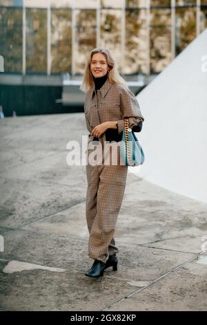 Street style, Natalia Vodianova arrivant au Stella McCartney Spring Summer 2022 show, qui s'est tenu à espace Niemeyer, Paris, France, le 4 octobre 2021. Photo de Marie-Paola Bertrand-Hillion/ABACAPRESS.COM Banque D'Images