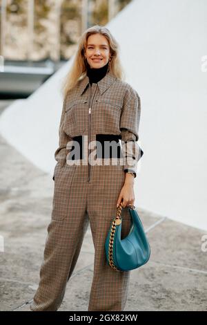 Street style, Natalia Vodianova arrivant au Stella McCartney Spring Summer 2022 show, qui s'est tenu à espace Niemeyer, Paris, France, le 4 octobre 2021. Photo de Marie-Paola Bertrand-Hillion/ABACAPRESS.COM Banque D'Images