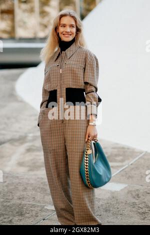 Street style, Natalia Vodianova arrivant au Stella McCartney Spring Summer 2022 show, qui s'est tenu à espace Niemeyer, Paris, France, le 4 octobre 2021. Photo de Marie-Paola Bertrand-Hillion/ABACAPRESS.COM Banque D'Images