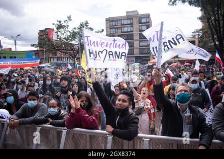 Les gens brandient les drapeaux du parti politique qui dit 'Colombia Humana' dans la présentation des candidats de la coalition politique 'Pacto Historico' dans la ville de Bogota, Colombie, le 2 octobre 2021, où le candidat présidentiel Gustavo Petro, la congressiste Maria Jose Pizarro, et le sénateur Roy Barriers étaient présents. Banque D'Images