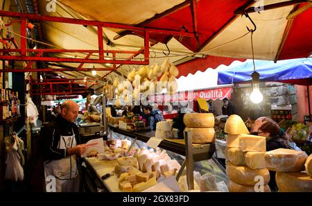 Une fromagerie italienne au marché animé de Catane, en Italie. Banque D'Images