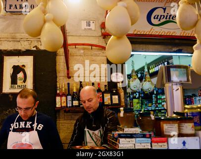 Une fromagerie italienne au marché animé de Catane, en Italie. Banque D'Images