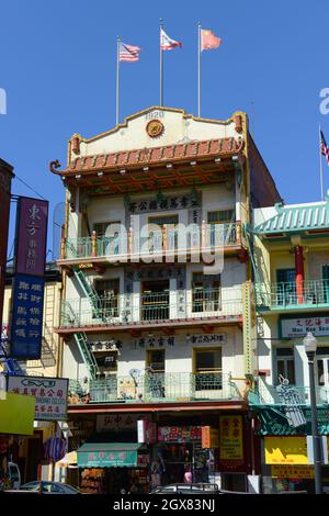 Anciens bâtiments commerciaux de style chinois sur 836 Washington Street à Waverly place dans le quartier chinois historique de San Francisco, Californie, États-Unis. Banque D'Images