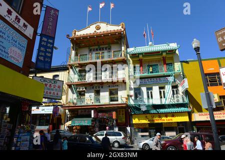 Anciens bâtiments commerciaux de style chinois sur 836 Washington Street à Waverly place dans le quartier chinois historique de San Francisco, Californie, États-Unis. Banque D'Images