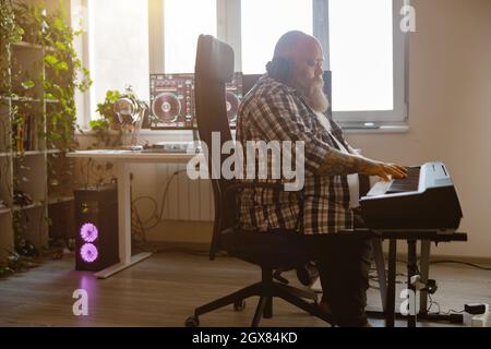 Le compositeur inspiré écrit du synthétiseur de musique en studio Banque D'Images