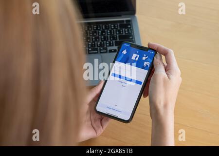 CHIANG MAI, THAÏLANDE - 03 octobre 2018 : logo de l'application Facebook sur les médias sociaux à la connexion, page d'inscription sur l'écran de l'application mobile sur l'iPhone X dans la personne Banque D'Images