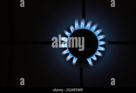 Stuttgart, Allemagne. 05e octobre 2021. Une flamme de gaz brûle sur une cuisinière de cuisine. Le gaz et l'électricité sont plus chers en Europe qu'ils ne l'ont été depuis longtemps. Credit: Marijan Murat/dpa/Alamy Live News Banque D'Images