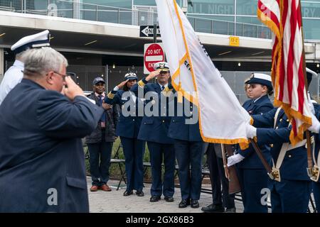 New York, États-Unis. 04e octobre 2021. Atmosphère pendant la cérémonie de remise du monument pour les membres des gardes-côtes tombés pendant la Seconde Guerre mondiale à Battery Park. Dans le cadre des améliorations apportées au monument Battery Park a été installé dans une nouvelle plaza aménagée avec des herbes indigènes et située à côté du centre de recrutement de l'USCG. Des membres actuels et anciens de l'USCG ainsi que des représentants élus ont assisté à la cérémonie. (Photo de Lev Radin/Pacific Press) crédit: Pacific Press Media production Corp./Alay Live News Banque D'Images