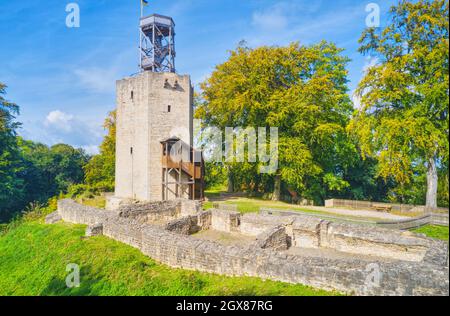 ruines de plus de 1000 ans de château avec des murs détruits et une plate-forme d'observation en bois Banque D'Images