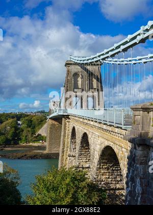 Pont suspendu de Menai au-dessus de la ligne droite de menai au pays de Galles construit en 1826 par Thomas Telford Banque D'Images