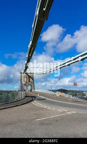 Pont suspendu de Menai au-dessus de la ligne droite de menai au pays de Galles construit en 1826 par Thomas Telford Banque D'Images