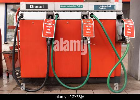 Affiche sur les pompes de station-service fermées pendant la pénurie de carburant Banque D'Images