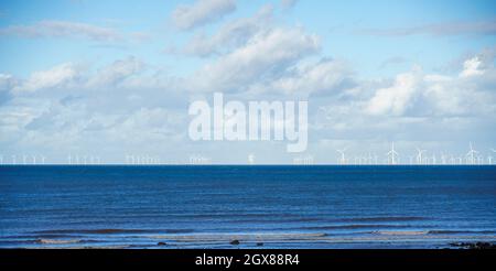 Gwynt y Môr (vent de mer) ferme éolienne offshore de 576 mégawatts avec 160 éoliennes de 150 m de haut dans la baie de Colwyn, au pays de Galles Banque D'Images