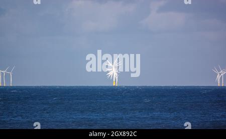 Gwynt y Môr (vent de mer) ferme éolienne offshore de 576 mégawatts avec 160 éoliennes de 150 m de haut dans la baie de Colwyn, au pays de Galles Banque D'Images