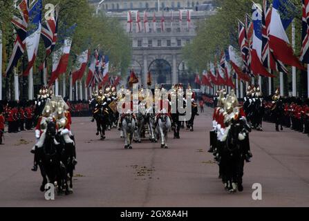 Le défilé portant la Reine et le président français Jacques Chirac au Mall, Londres, le premier jour de sa visite officielle en Grande-Bretagne Banque D'Images