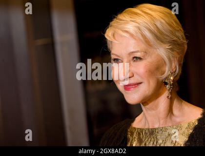 Dame Helen Mirren arrive pour la première européenne de « Brighton Rock » à l'Odeon Leicester Square, Londres. Banque D'Images