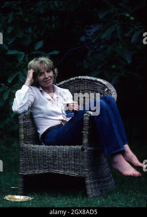 L'actrice Susannah York se détend dans le jardin de sa maison de Londres en mai 1979.Susannah est décédée le 15 janvier 2011 Banque D'Images