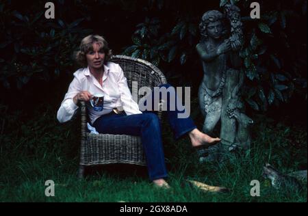 L'actrice Susannah York se détend dans le jardin de sa maison de Londres en mai 1979.Susannah est décédée le 15 janvier 2011 Banque D'Images