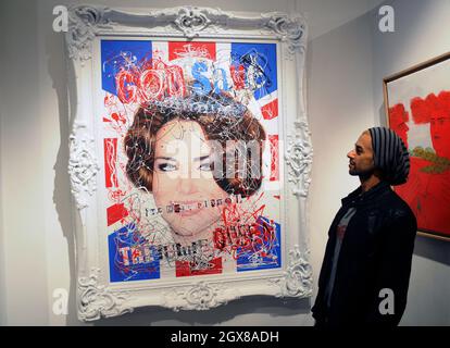 L'artiste Zoobs se trouve à côté de son rouleau de Kate Middleton intitulé « God Save the future Queen » à la Galerie de l'Opéra de Londres le 4 février 2011.Tous les bénéfices de la vente vont à l'organisme de bienfaisance la liberté du chagrin. Banque D'Images