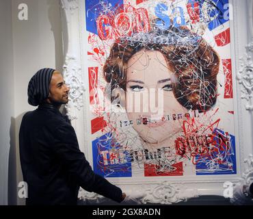 L'artiste Zoobs se trouve à côté de son rouleau de Kate Middleton intitulé « God Save the future Queen » à la Galerie de l'Opéra de Londres le 4 février 2011.Tous les bénéfices de la vente vont à l'organisme de bienfaisance la liberté du chagrin. Banque D'Images