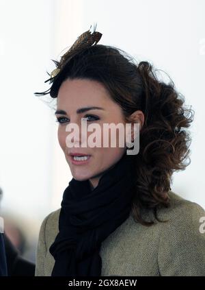 Kate Middleton lance officiellement le nouveau bateau de sauvetage RNLI « Hereford Endeavour » à Trearddur Bay, Anglesey, le 24 février 2011 à Trearddur, pays de Galles. Banque D'Images