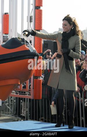 Kate Middleton lance officiellement le nouveau bateau de sauvetage RNLI « Hereford Endeavour » à Trearddur Bay, Anglesey, le 24 février 2011 à Trearddur, pays de Galles. Banque D'Images