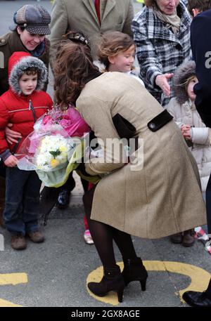 Kate Middleton lance officiellement le nouveau bateau de sauvetage RNLI « Hereford Endeavour » à Trearddur Bay, Anglesey, le 24 février 2011 à Trearddur, pays de Galles. Banque D'Images