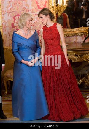 Camilla, duchesse de Cornouailles et Letizia, princesse des Asturies participent à un banquet officiel au Palacio Real de Madrid le 30 mars 2011. Banque D'Images