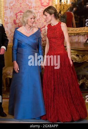 Camilla, duchesse de Cornouailles et Letizia, princesse des Asturies participent à un banquet officiel au Palacio Real de Madrid le 30 mars 2011. Banque D'Images