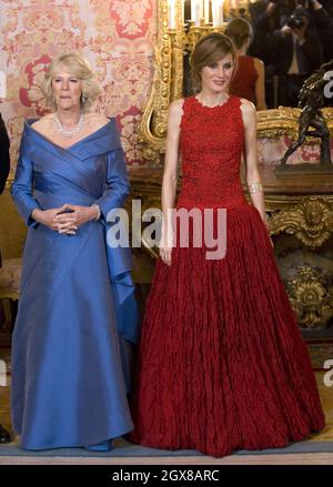 Camilla, duchesse de Cornouailles et Letizia, princesse des Asturies participent à un banquet officiel au Palacio Real de Madrid le 30 mars 2011. Banque D'Images