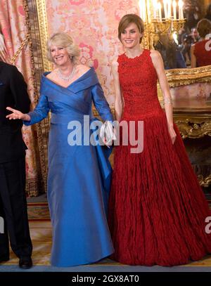 Camilla, duchesse de Cornouailles et Letizia, princesse des Asturies participent à un banquet officiel au Palacio Real de Madrid le 30 mars 2011. Banque D'Images