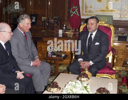 Le Prince Charles, Prince de Galles, a une audience avec sa Majesté le Roi Mohammed VI au Palais Royale à Rabat, Maroc, le 4 avril 2011. Banque D'Images