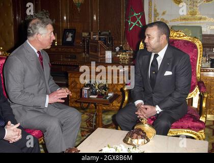 Le Prince Charles, Prince de Galles, a une audience avec sa Majesté le Roi Mohammed VI au Palais Royale à Rabat, Maroc, le 4 avril 2011. Banque D'Images