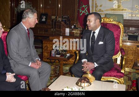 Le Prince Charles, Prince de Galles, a une audience avec sa Majesté le Roi Mohammed VI au Palais Royale à Rabat, Maroc, le 4 avril 2011. Banque D'Images