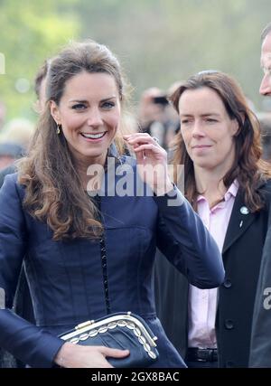 Catherine (Kate) Middleton avec le sergent Emma Probert, officier de police métropolitaine affecté à la protection du fiancé du Prince William, au parc national de Witton Park, dans le Lancashire, le 11 avril 2010. Banque D'Images