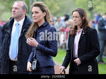 Catherine (Kate) Middleton avec les gardes du corps de police, le sergent Emma Probert et le sergent Ieuan Jones, affectés à la protection du fiancé du Prince William, au parc national Witton Park, dans le Lancashire, le 11 avril 2010. Banque D'Images