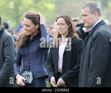 Catherine (Kate) Middleton avec les gardes du corps de police, le sergent Emma Probert et le sergent Ieuan Jones, affectés à la protection du fiancé du Prince William, au parc national Witton Park, dans le Lancashire, le 11 avril 2010. Banque D'Images