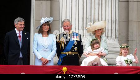 (G-D) Michael Middleton, Carole Middleton, Prince Charles, Prince de Galles.Camilla, duchesse de Cornwall tenant sa petite-fille Eliza Lopes et Lady Louise Windsor sur le balcon de Buckingham Palace après le mariage du prince William et de Catherine Middleton le 29 avril 2011. Banque D'Images