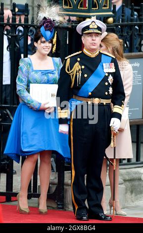 Le prince Andrew, duc d'York, la princesse Eugénie et la princesse Beatrice partent après le mariage du prince William et de Catherine Middleton à l'abbaye de Westminster le 29 avril 2011. Banque D'Images