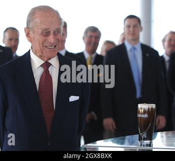 Le prince Philip, duc d'Édimbourg, regarde une pinte parfaite de Guinness versée dans le Gravity bar du Guinness Storehouse à Dublin le deuxième jour d'une visite d'État historique en Irlande le 18 mai 2011.**PHOTOS DE PISCINE RESTRICTION DE 28 JOURS AU ROYAUME-UNI *** Banque D'Images