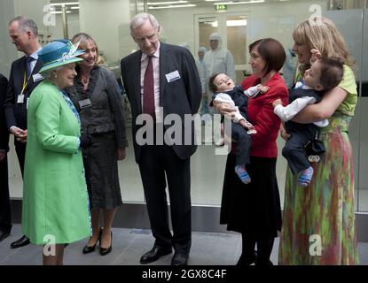 La reine Elizabeth ll visite l'Institut national de Tyndall à Cork le 20 mai 2011 et rencontre les jumeaux conjoints Hassan et Hussein Benhaffaf qui ont été séparés l'année dernière par un 20 chirurgien de Cork à l'hôpital Great Ormond Street. Banque D'Images