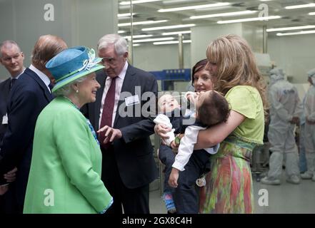 La reine Elizabeth ll visite l'Institut national de Tyndall à Cork le 20 mai 2011 et rencontre les jumeaux conjoints Hassan et Hussein Benhaffaf qui ont été séparés l'année dernière par un 20 chirurgien de Cork à l'hôpital Great Ormond Street. Banque D'Images