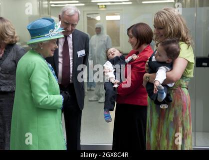 La reine Elizabeth ll visite l'Institut national de Tyndall à Cork le 20 mai 2011 et rencontre les jumeaux conjoints Hassan et Hussein Benhaffaf qui ont été séparés l'année dernière par un 20 chirurgien de Cork à l'hôpital Great Ormond Street. Banque D'Images