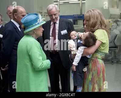 La reine Elizabeth ll visite l'Institut national de Tyndall à Cork le 20 mai 2011 et rencontre les jumeaux conjoints Hassan et Hussein Benhaffaf qui ont été séparés l'année dernière par un 20 chirurgien de Cork à l'hôpital Great Ormond Street. Banque D'Images