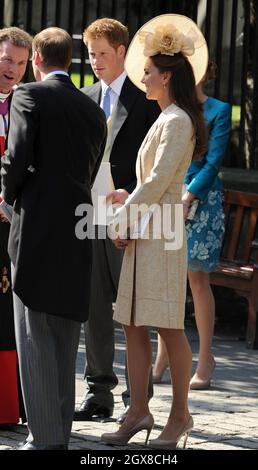 Le prince William, duc de Cambridge, le prince Harry et Catherine, duchesse de Cambridge assistent au mariage royal de Zara Phillips avec Mike Tindall à Canongate Kirk à Édimbourg le 30 juillet 2011. Banque D'Images